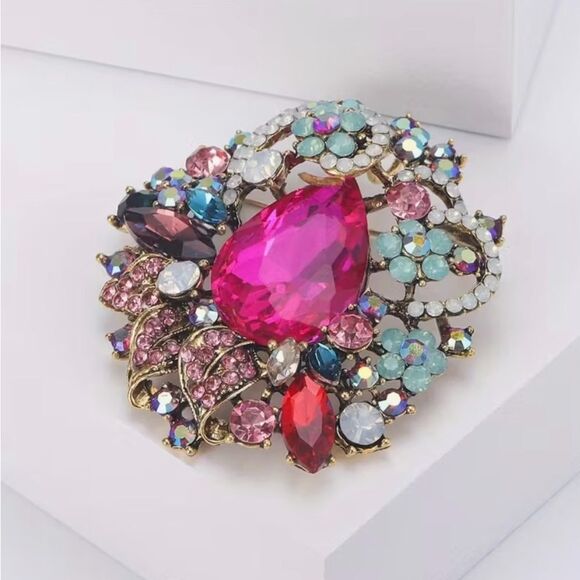🩷 NEW Elegant Multicolor Sparkling Crystal Brooch 🩷 - Picture 7 of 7
